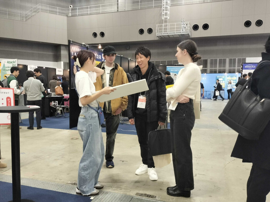 YOUNEEDS Autumn interns at Startup JAPAN 2024 learning about companies
